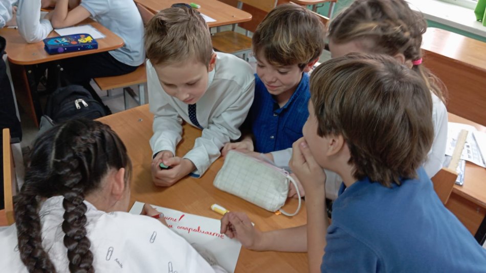В 4 "А" классе прошёл классный час на тему "Безопасный интернет".