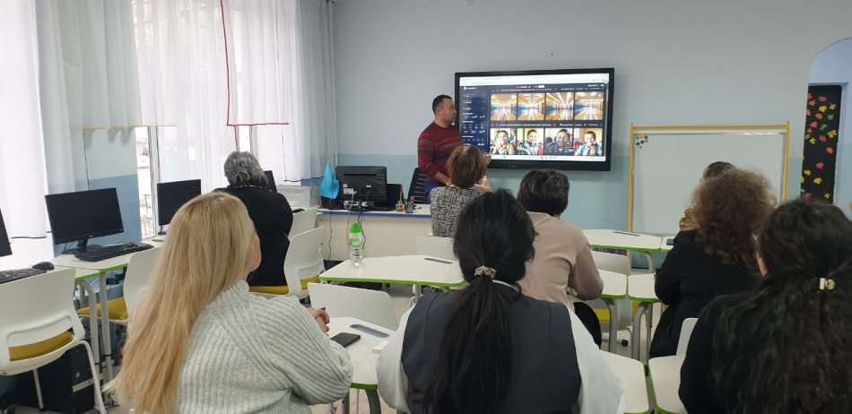 «NETSKILLS – «VALEO»IT мектебінің қатысушылары жасанды интеллект құралдарын зерттейді./Участники IT школы «NetSkills - «VALEO» изучают инструменты искусственного интеллекта.